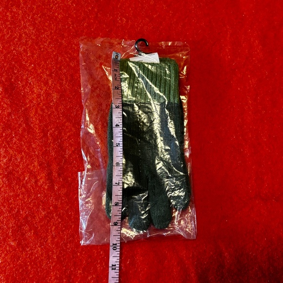 Anya Hindmarch Uniqlo collab green touch of wool heattech knitted gloves NWT - Picture 6 of 7